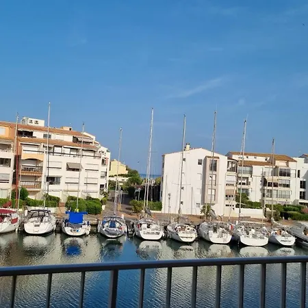 Calme Avec Vue Sur Les Bateaux Daire Agde
