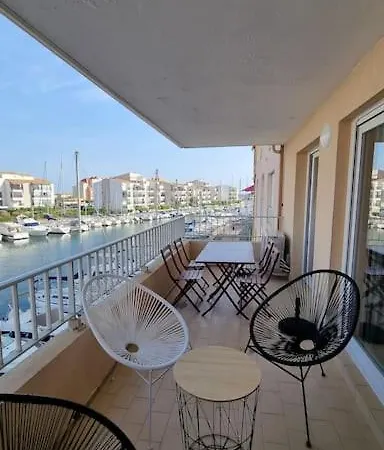 Calme Avec Vue Sur Les Bateaux Daire Agde