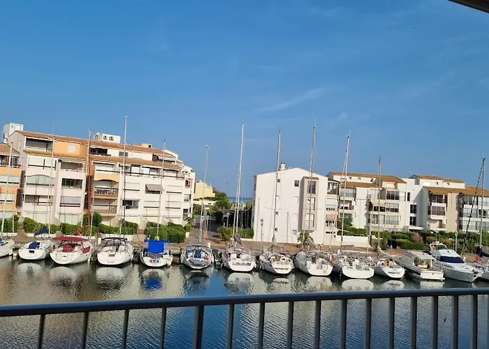 Calme Avec Vue Sur Les Bateaux *